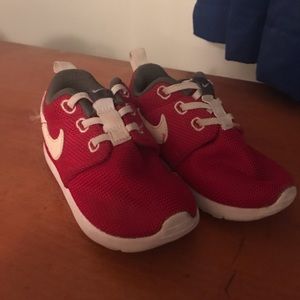 Red nike toddler gym shoes
